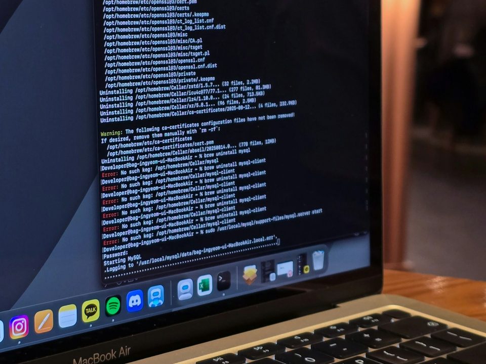 ターミナルとコードが表示されたノートPCの画面(イメージ)